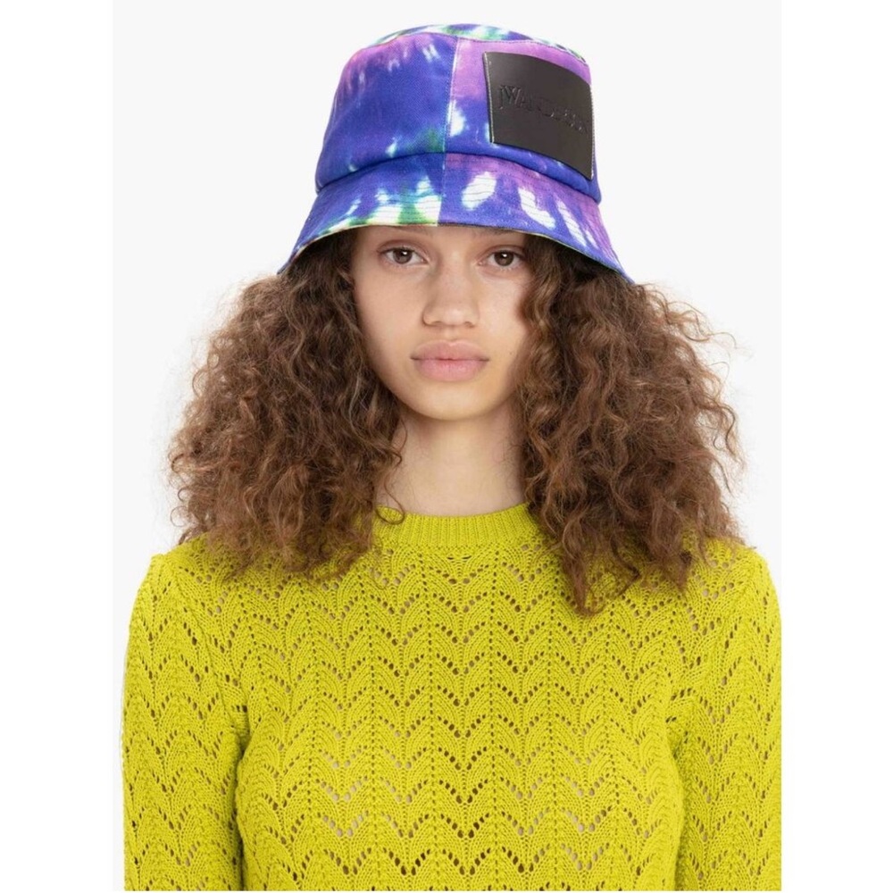 Multicoloured fisherman's hat, wide eaves, logo labeling, bucket type.